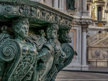 Puits en bronze de la Cour du Palais des Doges de Niccolo de Conti et Alfonso Alberghetti, à Venise