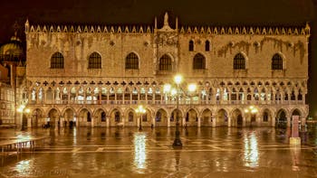 Le Palais des Doges de Venise pendant l'Acqua Alta sur la Piazzetta San Marco