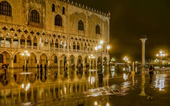 Le Palais des Doges pendant l'Acqua Alta sur la Piazzetta San Marco à Venise