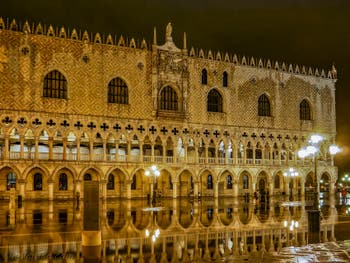Le Palais des Doges pendant l'Acqua Alta sur la Piazzetta San Marco à Venise