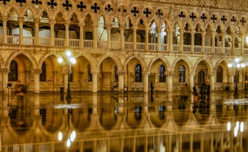Le Palais des Doges de nuit pendant l'Acqua Altà à Venise