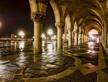Les colonnes du Palais des Doges du côté du Bassin de Saint-Marc à Venise