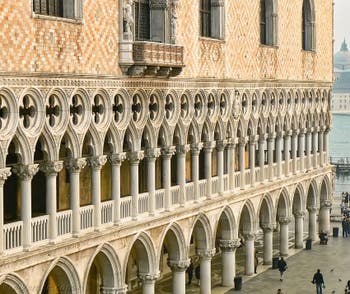 Les colonnes du Palais des Doges sur la Piazzetta San Marco à Venise