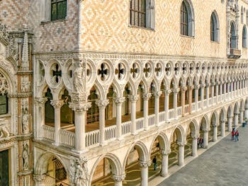 Les trèfles de la façade du Palais des Doges à Venise sur la Piazzetta San Marco