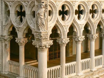 Der Erzengel Gabriel auf einem der Pfeiler des Dogenpalastes auf der Piazzetta St Markus in Venedig