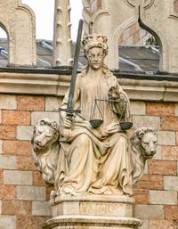 La Statue de la Justice en haut de la Porta della Carta, Palais des Doges à Venise