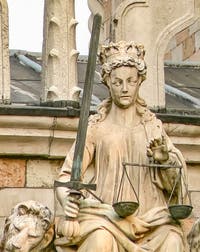La Statue de la Justice en haut de la Porta della Carta, Palais des Doges à Venise