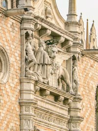 Le Doge Andrea Gritti et le lion de Saint-Marc sur la façade du Palais des Doges sur la Piazzetta San Marco à Venise