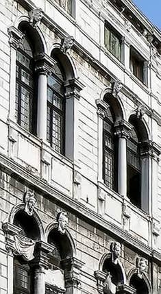 Les fenêtres à Serlienne du Palais Pisani à Venise