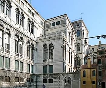 La façade du Palazzo Pisani donnant sur le Campo Pisani à Venise