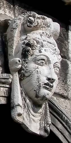 Sculpture d'une fenêtre serlienne du palais Pisani à Venise