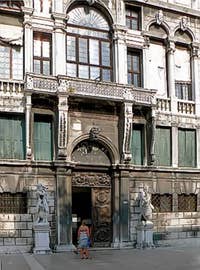 Le Palais Pisani à Venise depuis le Campo Santo Stefano