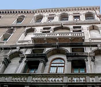 Une des façades du Palais Pisani donnant sur le rio del Santissimo à Venise