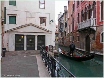 Le palais Bragadin Carabba sur le rio de San Lio, dans le Sestier du Castello à Venise, à gauche, le théâtre Malibran, construit à l'emplacement des maisons de la famille Marco Polo