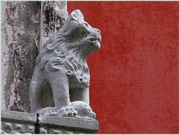 Détail du lion assis sur la droite du balcon du Palazzo Bragadin Carabba à Venise