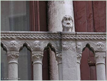 Tête située sur la partie droite du balcon du palais Bragadin Carabba à Venise