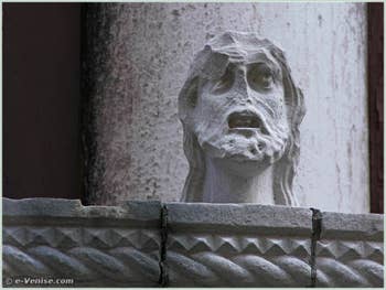 Détail de la tête située sur la partie droite du balcon du palais Bragadin Carabba à Venise