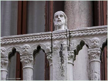 Tête située sur la partie gauche du balcon du palais Bragadin Carabba à Venise