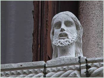 Détail de la tête située sur la partie gauche du balcon du palais Bragadin Carabba à Venise