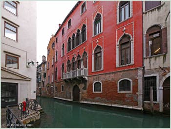 Le palais Bragadin Carabba du XVe siècle, sur le rio de San Lio, dans le Sestier du Castello à Venise