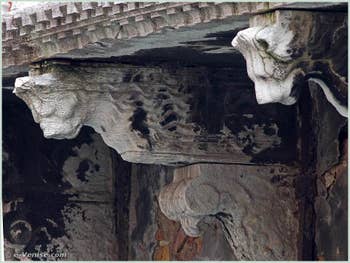 Détail des consoles à têtes de lion du balcon du palais Bragadin Carabba à Venise