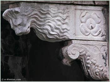 Console à tête de lion située sur la partie droite du balcon du palais Bragadin Carabba à Venise