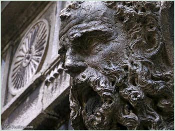 Magnifique tête de barbu au-dessus de l'entrée du Palais Bragadin Carabba du côté du Campo Santa Marina, au fond du ramo Bragadin, dans le Sestier du Castello à Venise