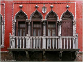 Le balcon du Palazzo Bragadin Carabba à Venise sur le rio de San Lio