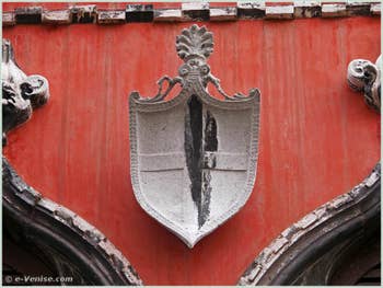 Le blason de la famille Bragadin, représenté par une croix, en pierre d'Istrie et daté du XVe siècle, sur la façade du Palais Bragadin Carabba, dans le Sestier du Castello à Venise