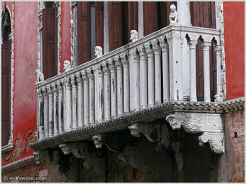 Le superbe balcon en pierre d'Istrie du Palais Bragadin Carabba