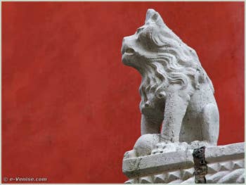 Détail du lion assis gauche du balcon du Palazzo Bragadin Carabba à Venise