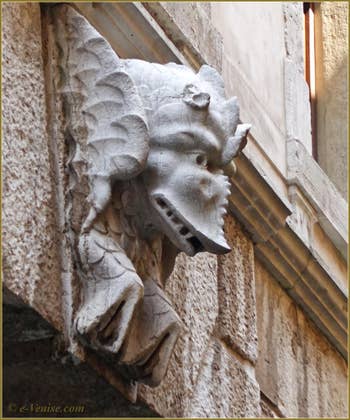 Sculpture sur la façade arrière du Palais Morosini à Venise, Rio del Santissimo