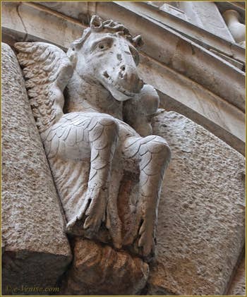 Sculpture au-dessus de la porte d'eau du palazzo Morosini à Venise