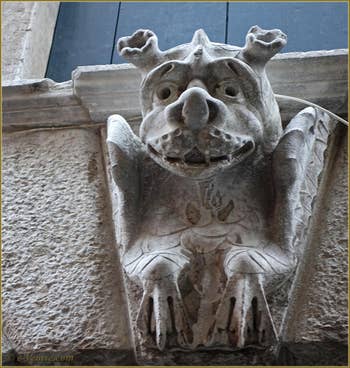 Sculpture au-dessus de la porte d'eau du palazzo Morosini à Venise