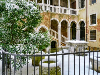 Le Palais Contarini del Bovolo sous la neige à Venise en Italie