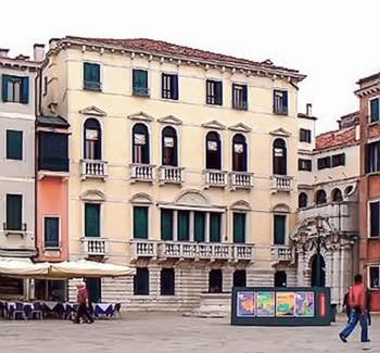 Le palazzo Morosini à Venise avec son entrée décalée