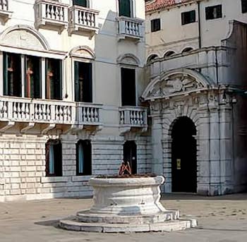 L'entrée du Palais et le puits sur le Campo Santo Stefano à Venise