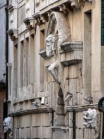 La façade du palazzo Morosini sur le Rio del Santissimo à Venise