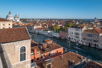 Der Blick auf den Canal Grande von Venedig und die Insel Giudecca von der Terrasse des Palazzo Pisani