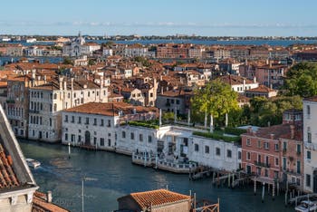 Le Palazzo Dario et le Musée Peggy Guggenheim sur le Grand Canal de Venise vus depuis la terrasse du Palais Pisani