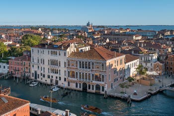 La vue sur le Grand Canal de Venise et l'île de la Giudecca depuis la terrasse du Palais Pisani