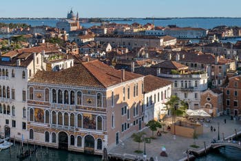 Le Palazzo Barbarigo sur le Grand Canal de Venise vu depuis la terrasse du Palais Pisani