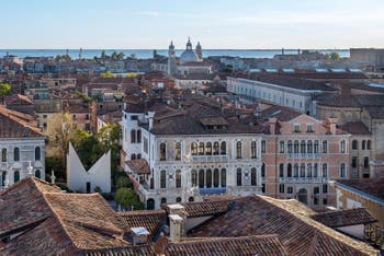 Die Palazzi am Canal Grande von Venedig und die Insel Giudecca von der Terrasse des Palazzo Pisani aus gesehen