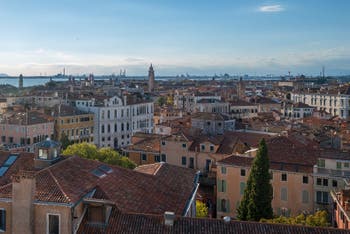 Die Palazzi am Canal Grande von Venedig und die Insel Giudecca von der Terrasse des Palazzo Pisani aus gesehen