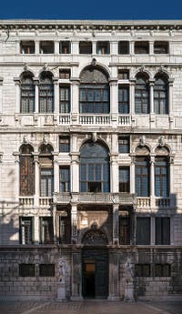 Die Fassade des Palazzo Pisani