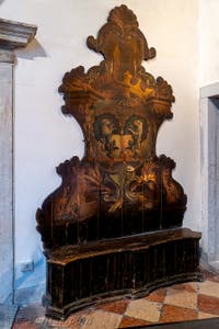 Einer der Sitze in der Eingangshalle des Palazzo Pisani in Venedig