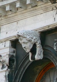Scultpure du Palais Labia sur le Canal de Cannaregio à Venise en Italie