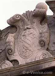 detail sculpture armoiries venise Palazzo Vendramin Calergi