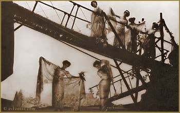Comédienne en train de déployer son voile en soie imprimée de Mariano Fortuny dans la coupole du théâtre de la Comtesse du Bearn, équipée de l'éclairage à lumière indirecte. 29 mars 1906