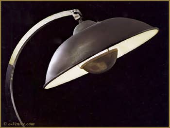 Lampe de table en métal avec socle de bois, créée par Mariano Fortuny en 1929